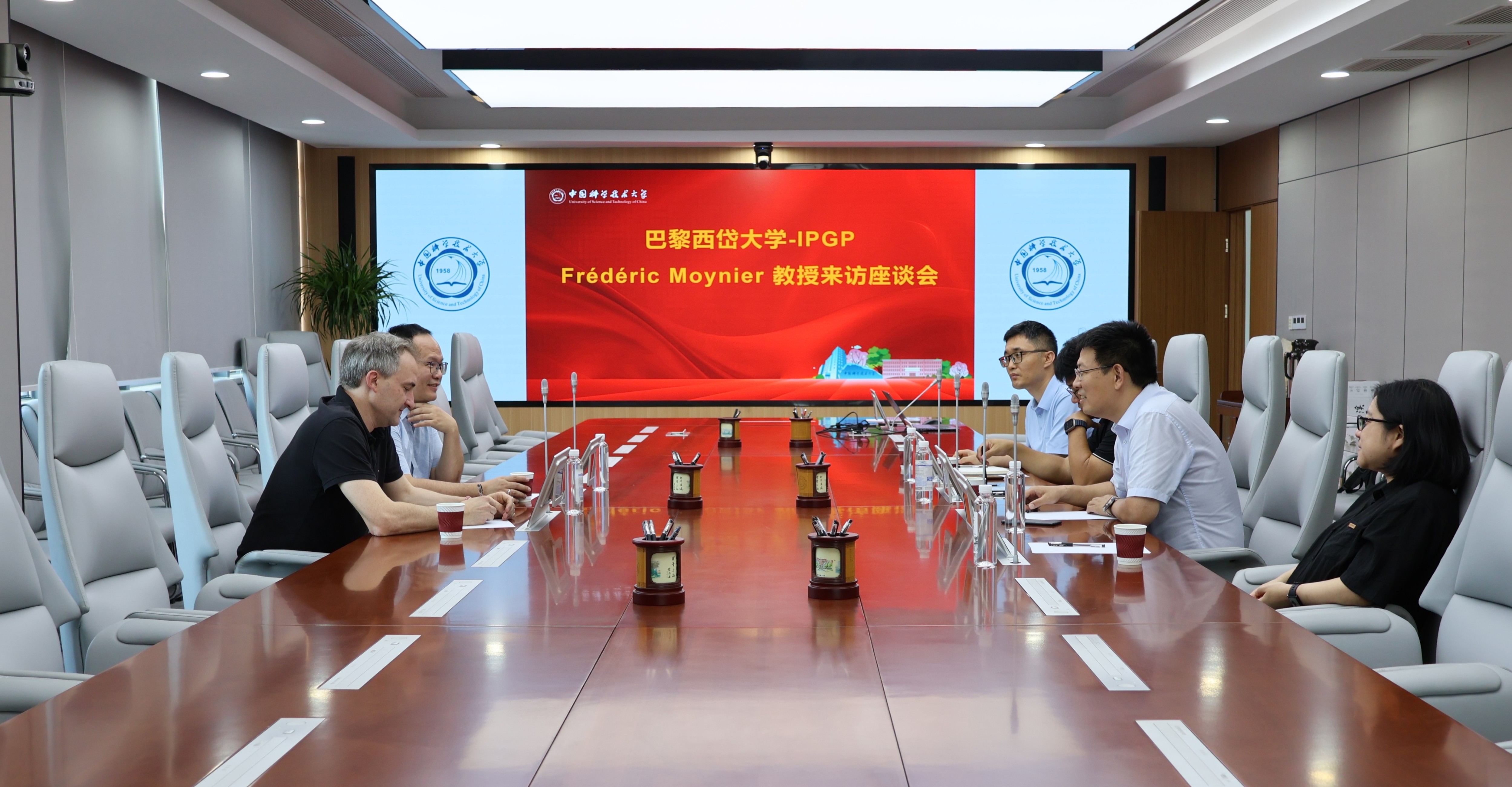 法国巴黎西岱大学-巴黎地球物理研究所Frédéric Moynier教授来我院访问