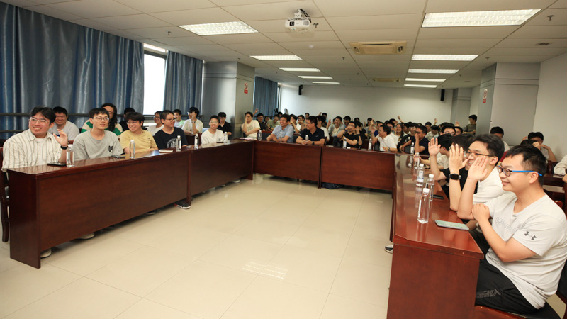 中国科学院地质与地球物理研究所专家与我院学生座谈交流