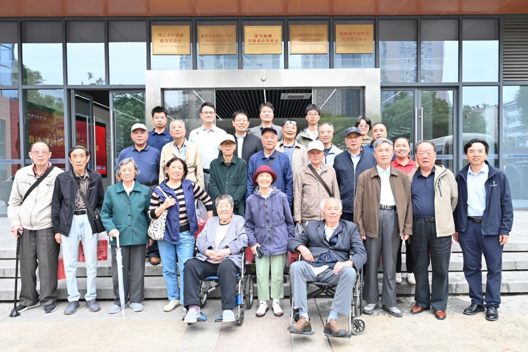 银发归院看新变 重阳共话续新篇  ——地球和空间科学学院组织退休教师参观座谈